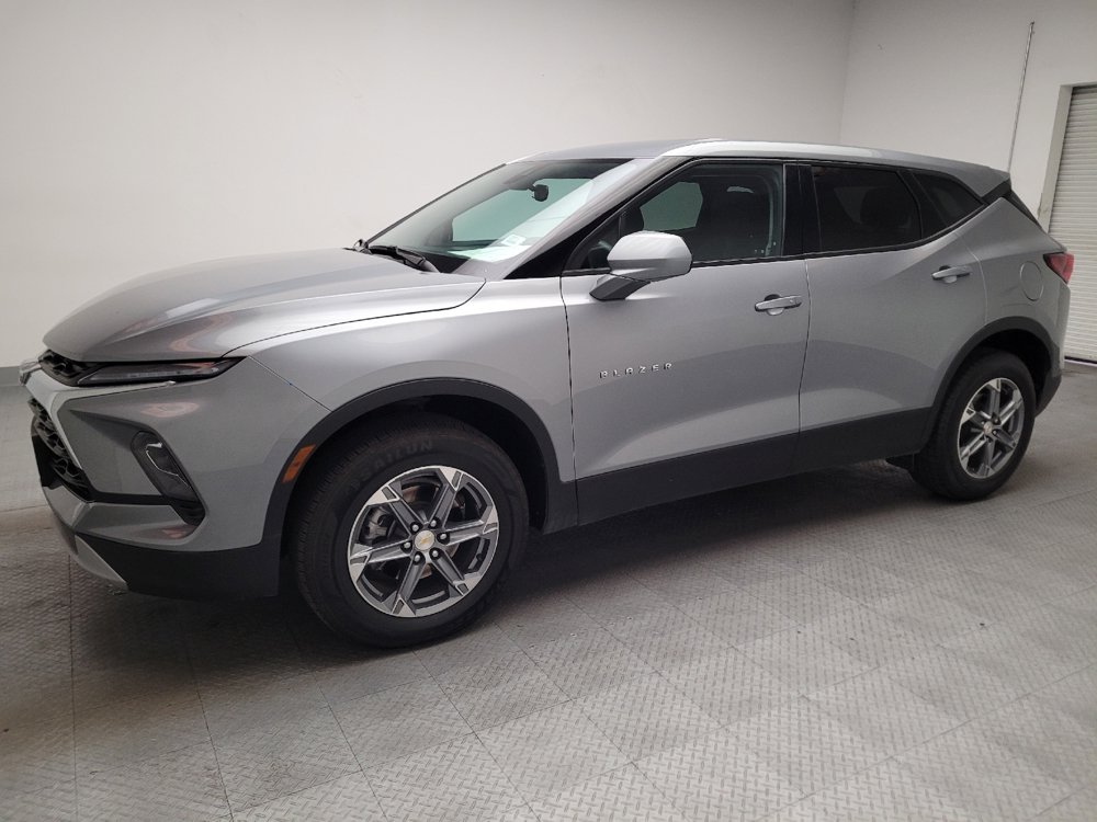 Used 2025 Chevrolet Blazer LT FWD image 2