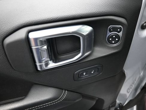 Used 2022 Jeep Wrangler Unlimited Sahara w/ LED Lighting Group AWD/4WD image 10