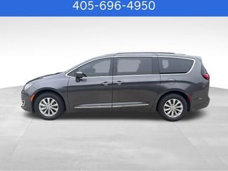 Used 2018 Chrysler Pacifica Touring-L FWD video 2