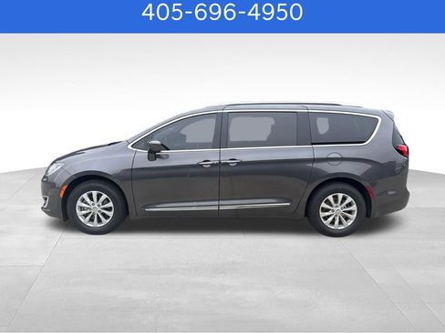 Used 2018 Chrysler Pacifica Touring-L FWD image 2