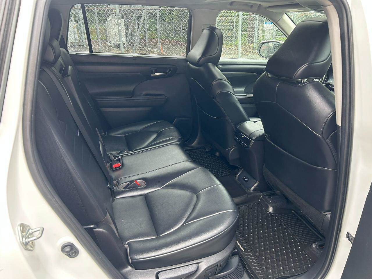 Used 2020 Toyota Highlander XLE AWD/4WD image 17