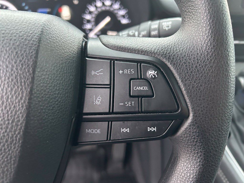 Used 2025 Toyota Sienna LE AWD/4WD image 12