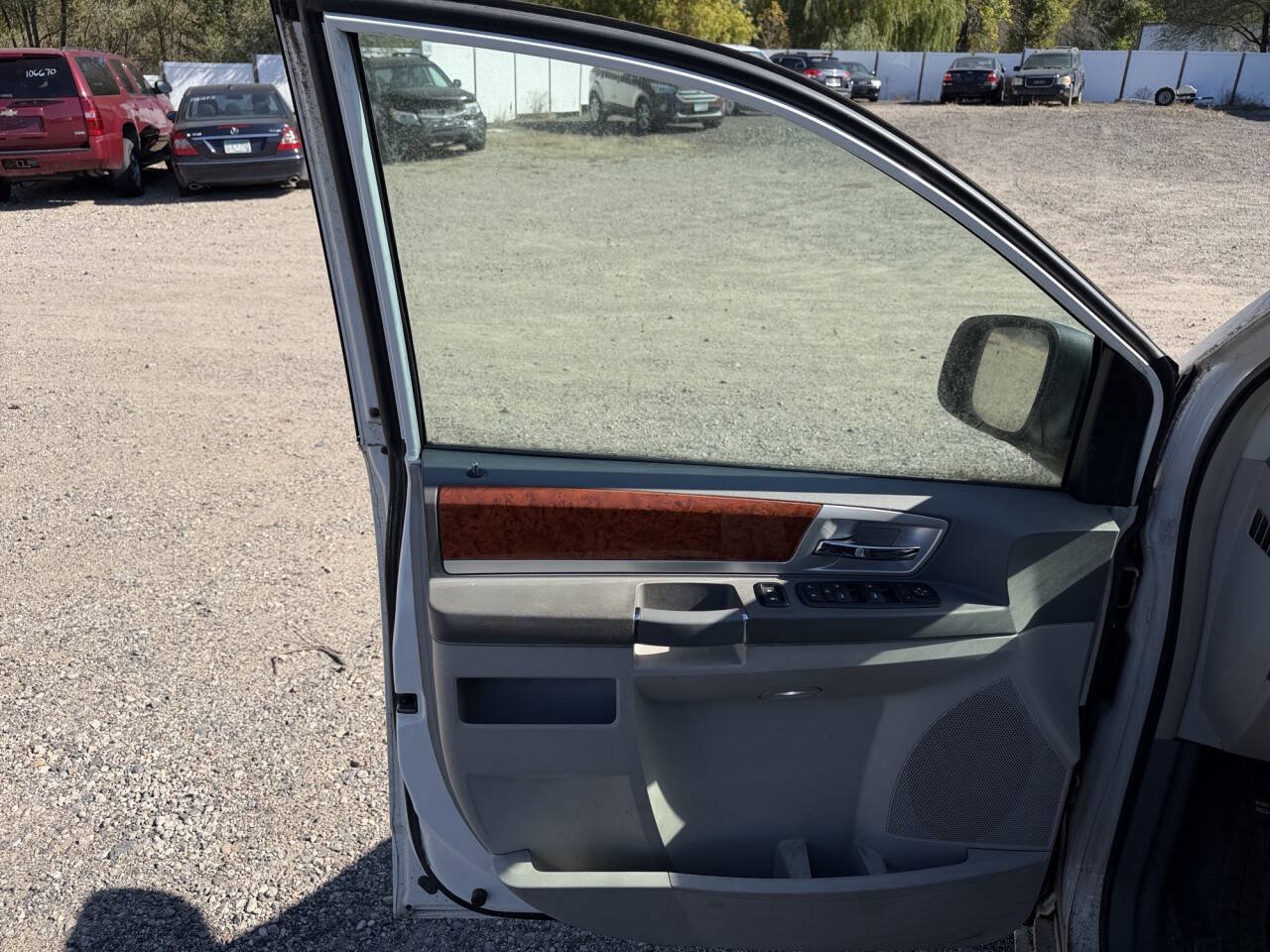 Used 2009 Chrysler Town & Country Touring FWD image 20