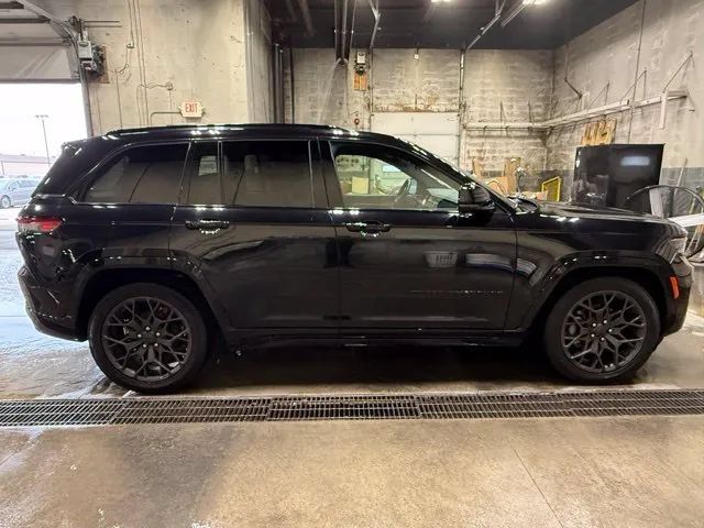 Used 2025 Jeep Grand Cherokee Summit w/ Obsidian Package AWD/4WD image 2
