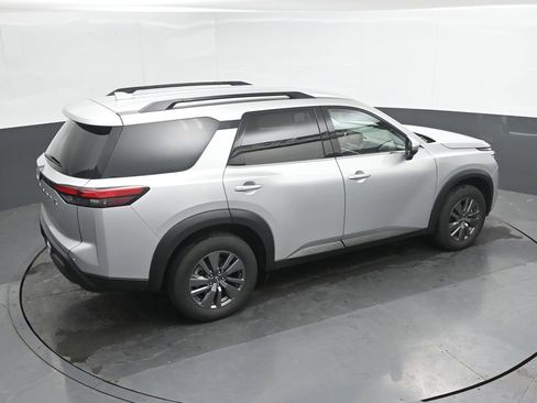 Used 2025 Nissan Pathfinder SV FWD image 31