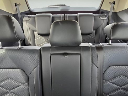 Used 2025 Volkswagen Atlas SE image 11