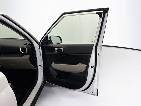 Used 2025 Hyundai Venue SEL FWD image 30