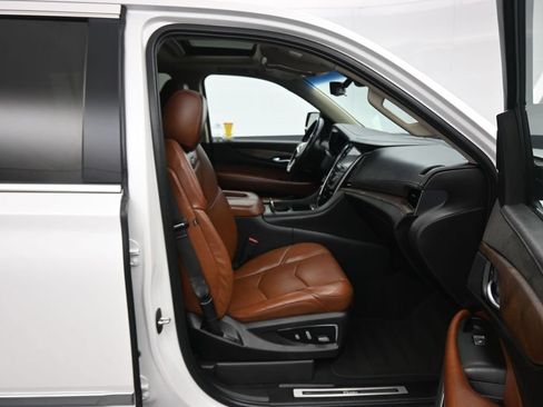 Used 2019 Cadillac Escalade ESV Luxury AWD/4WD image 53