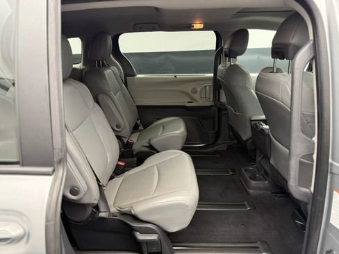 Used 2022 Toyota Sienna XLE AWD/4WD image 24