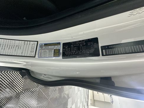 Used 2024 Kia Carnival LX image 12