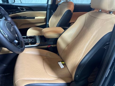 Used 2024 Kia Carnival EX FWD image 20
