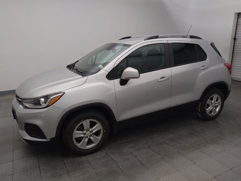 Used 2021 Chevrolet Trax LT w/ LT Convenience Package FWD image 2