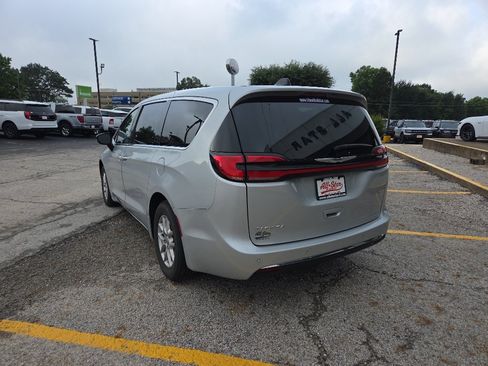 Used 2024 Chrysler Pacifica Touring-L FWD image 7