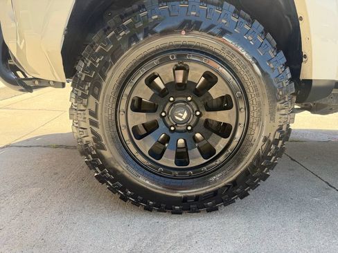 Used 2016 Toyota 4Runner SR5 AWD/4WD image 40