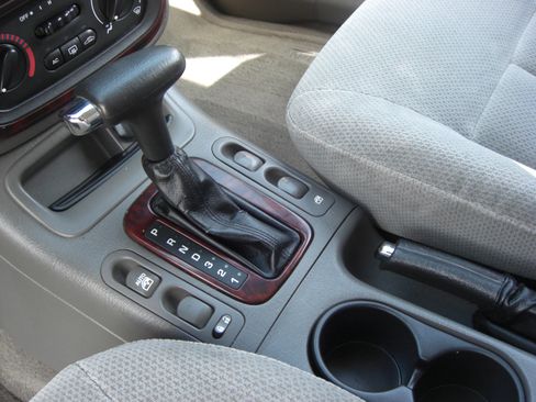 Used 2002 Saturn L-Series LW300 image 8