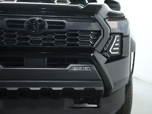 Used 2025 Toyota Tacoma TRD Sport AWD/4WD image 7