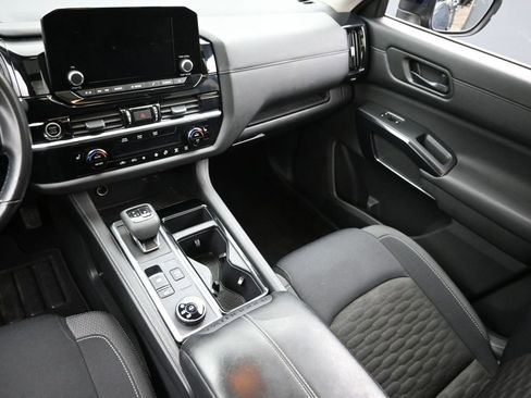 Used 2024 Nissan Pathfinder SV w/ SV Premium Package image 17