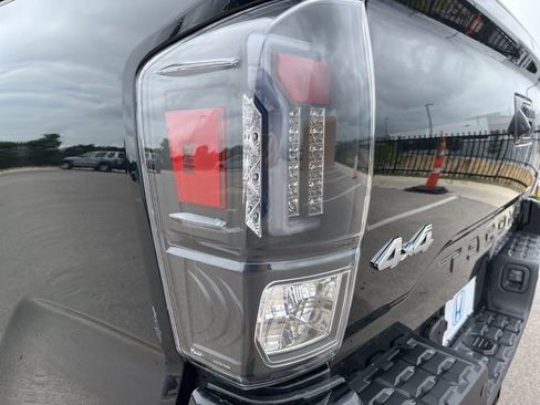 Used 2018 Toyota Tacoma Limited AWD/4WD image 7