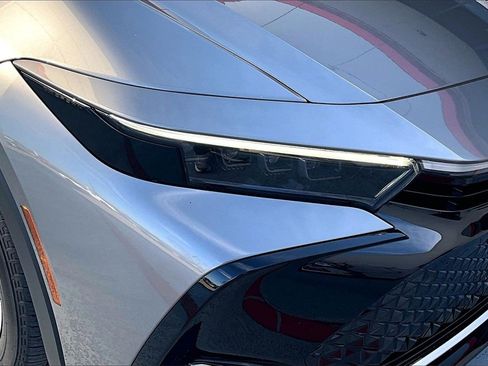 Used 2023 Toyota Crown Limited image 29