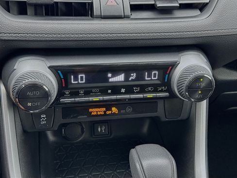 Used 2019 Toyota RAV4 XLE w/ Carpet Mat Package FWD image 12