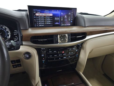Used 2021 Lexus LX 570 4WD w/ Luxury Package image 24