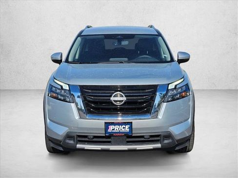 Used 2025 Nissan Pathfinder SL FWD image 2