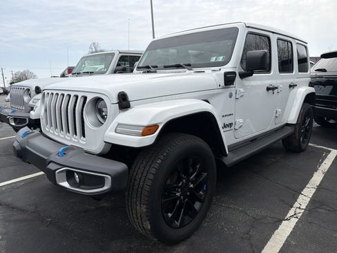 Used 2023 Jeep Wrangler Unlimited Sahara w/ Cold Weather Group AWD/4WD image 3