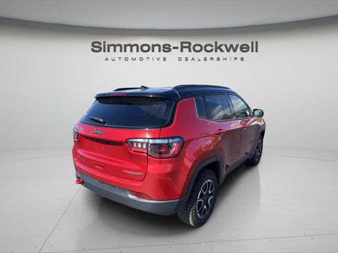 Used 2025 Jeep Compass Trailhawk AWD/4WD image 5