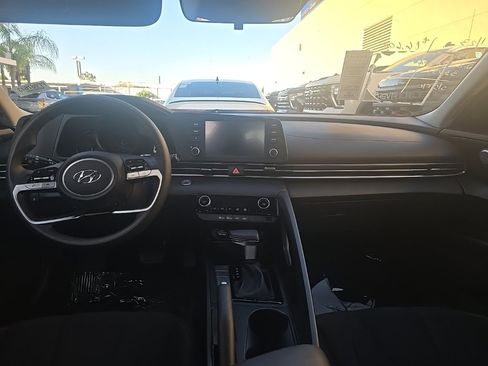 Used 2022 Hyundai Elantra SEL image 5
