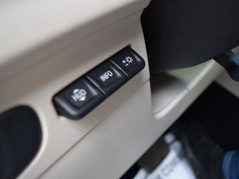 Used 2021 Buick Envision Avenir w/ Technology Package II image 35