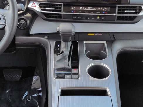 Certified 2025 Toyota Sienna LE FWD image 19