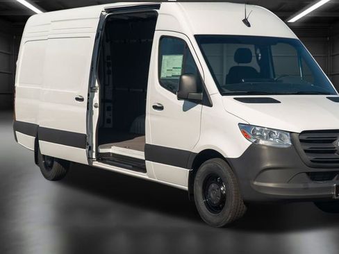 Used 2024 Mercedes-Benz Sprinter 2500 image 8