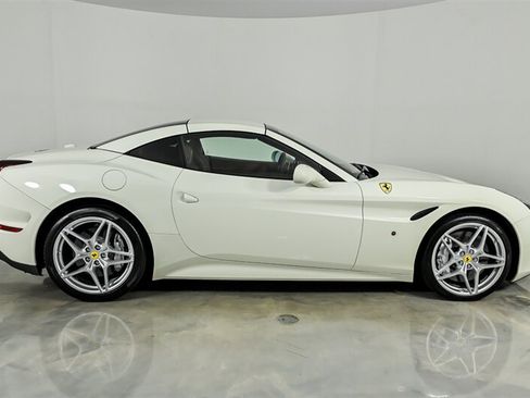 Used 2017 Ferrari California T RWD image 34