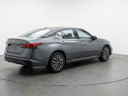 Used 2025 Nissan Altima 2.5 SV FWD image 7