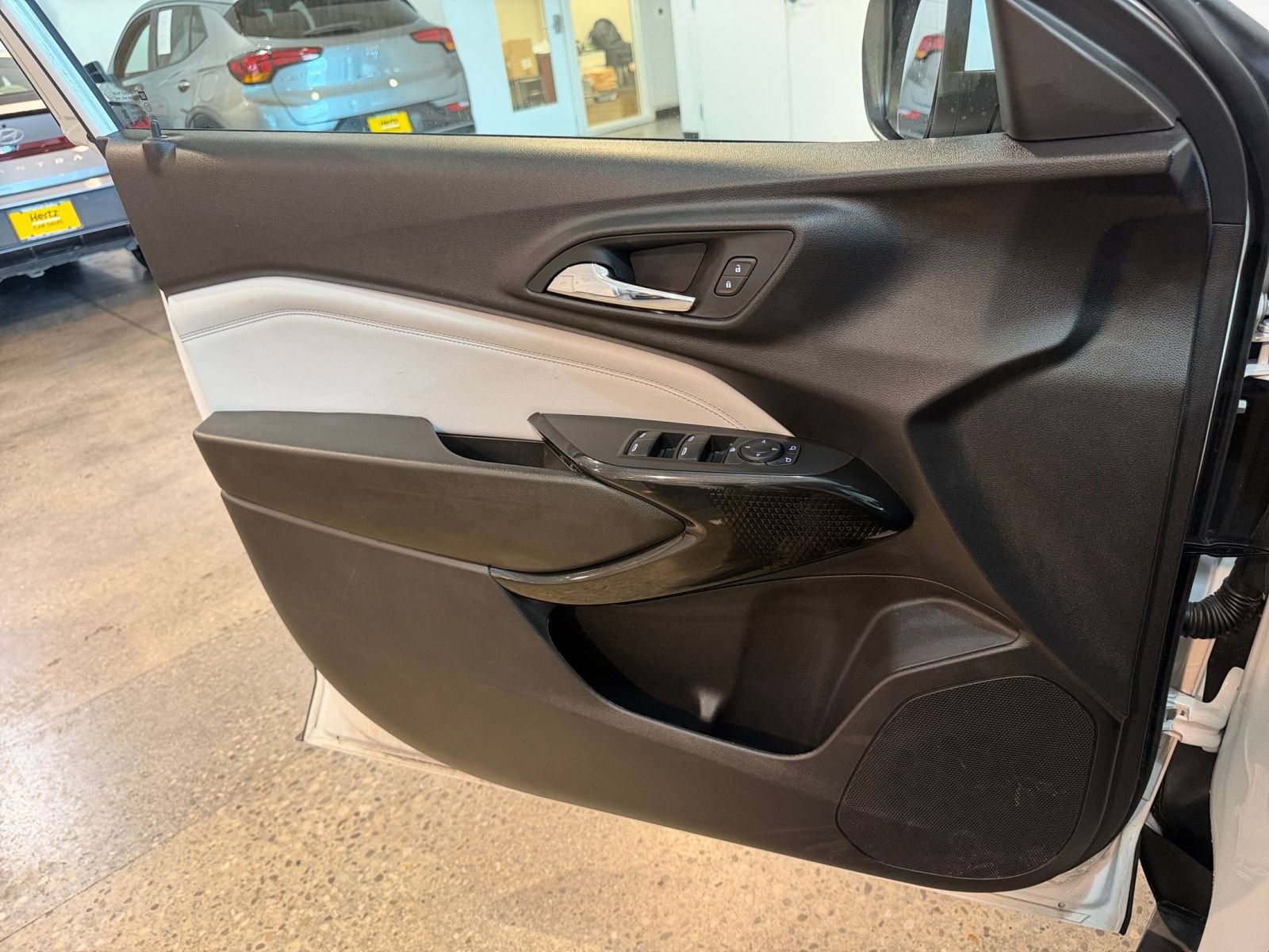 Used 2025 Chevrolet Trax LT w/ LT Convenience Package FWD image 18