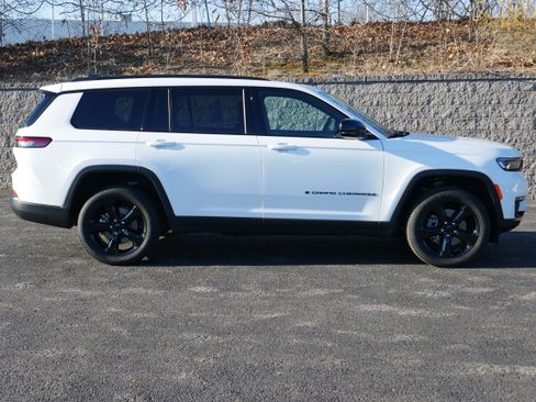 Used 2024 Jeep Grand Cherokee L Limited w/ Black Appearance Package image 10