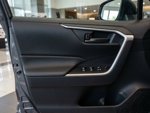 Used 2021 Toyota RAV4 LE FWD image 6
