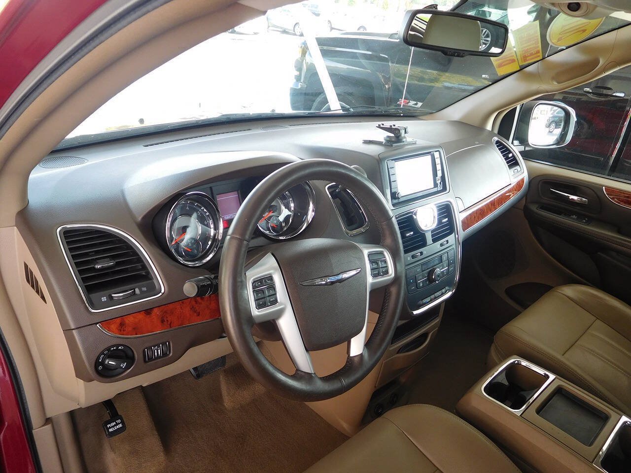 Used 2016 Chrysler Town & Country Touring w/ Driver Convenience Group FWD image 18