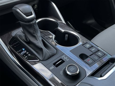 Used 2025 Toyota Highlander Platinum image 17