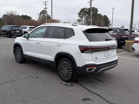 Used 2025 Volkswagen Taos SE image 5