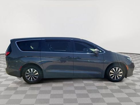 Used 2022 Chrysler Pacifica Touring-L w/ Uconnect Theater Family Group FWD image 6
