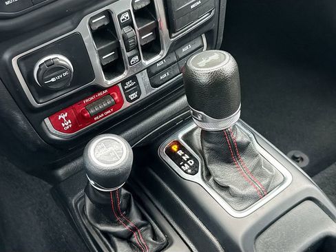Used 2023 Jeep Wrangler Unlimited Rubicon AWD/4WD image 18