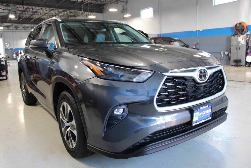 Used 2023 Toyota Highlander XLE AWD/4WD image 3