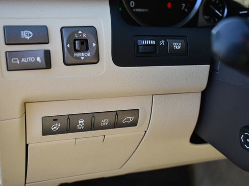 Used 2013 Lexus LX 570 4WD w/ Luxury Pkg image 23