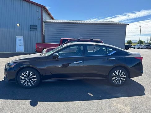 Used 2024 Nissan Altima 2.5 SV FWD image 2