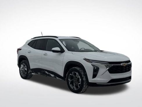 Used 2025 Chevrolet Trax LT w/ LT Convenience Package image 4