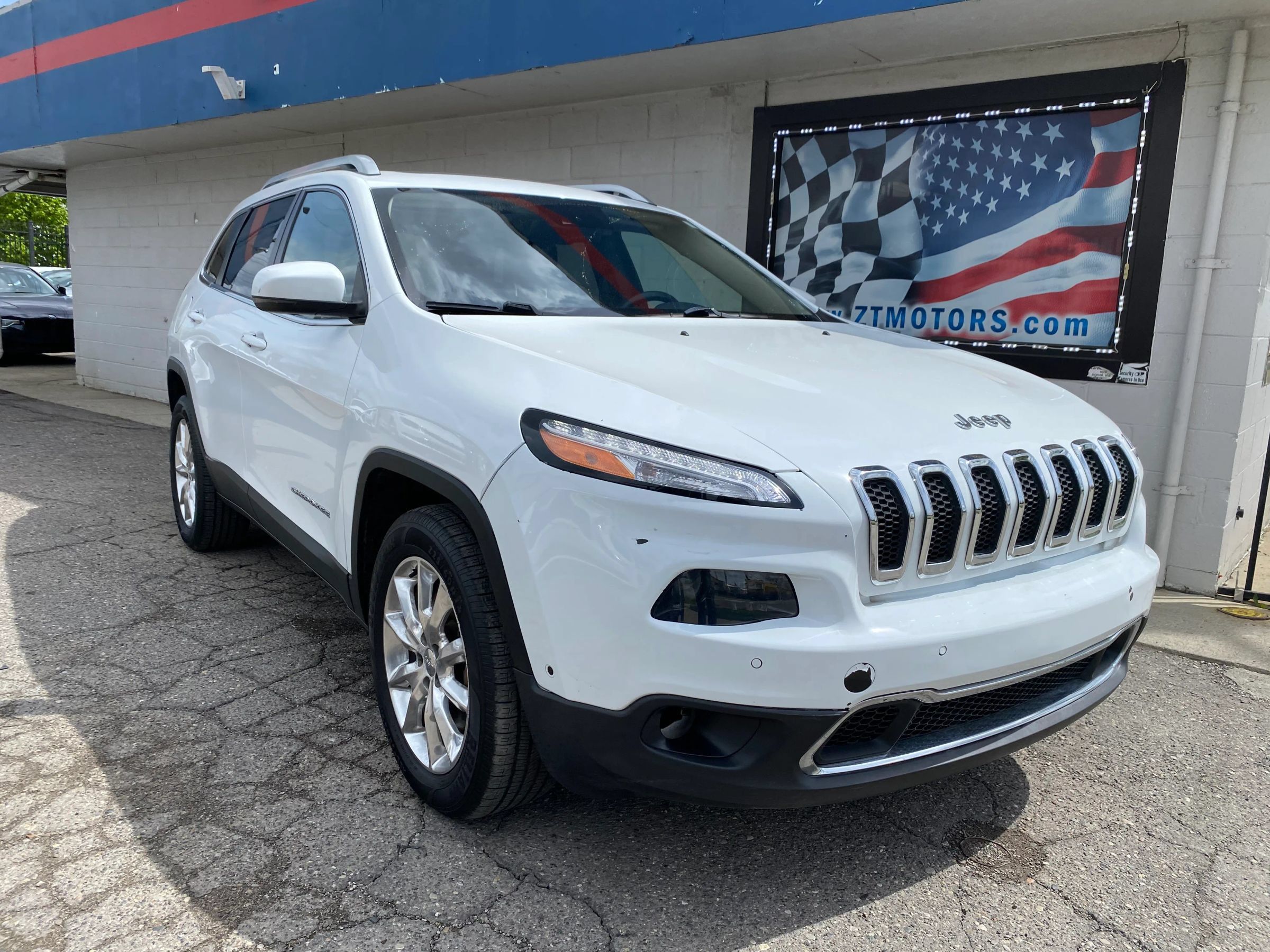 Used 2015 Jeep Cherokee Limited w/ Luxury Group AWD/4WD image 1