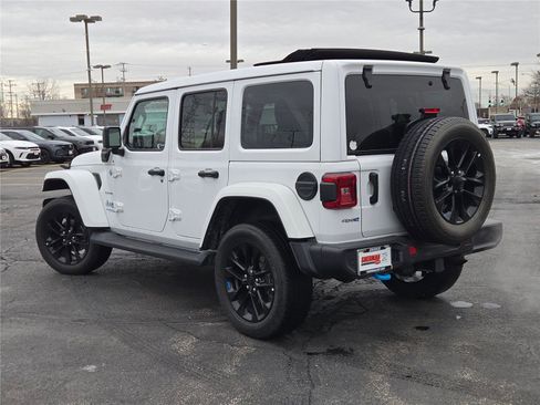 Used 2022 Jeep Wrangler Unlimited Sahara w/ Cold Weather Group image 16