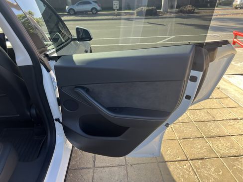 Used 2022 Tesla Model Y Long Range image 30