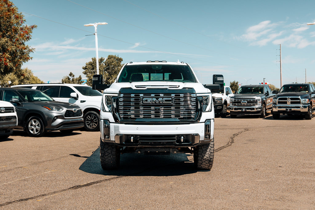 Used 2026 GMC Sierra 3500 Denali Ultimate w/ LPO, Black Badging Package AWD/4WD image 2